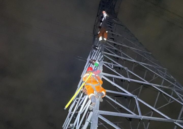 Petugas PLN berhasil memulihkan kembali 100 persen gangguan sistem kelistrikan Aceh kurang dari 20 jam pada Ahad (16/11) yang sebelumnya terdampak gangguan di sebagian wilayah.