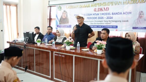 Ketua Komite MTsN 1 Model BandaAceh, Mulizar SPd MPd membuka pelatihan dasar kepemimpinan intensif bagi pengurus OSIM periode 2025–2026, pada Sabtu (15/11). (Foto: Ist)