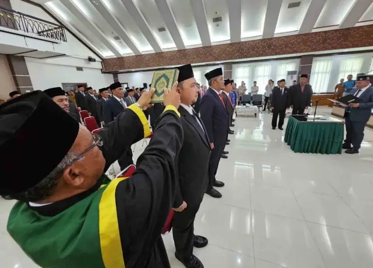 Bupati Aceh Utara, Ismail A. Jalil (Ayahwa) melantik 34 pejabat baru di aula Setdakab Aceh Utara, Senin sore (17/11). (Foto: Ist)