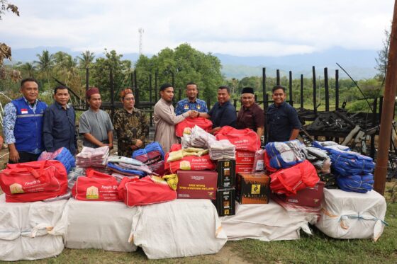 Dinas Sosial Aceh menyalurkan bantuan darurat untuk Pesantren Ar-Rabwah yang mengalami kebakaran di Gampong Krueng Lam Kareung, Indrapuri, Aceh Besar. (Foto: Ist)