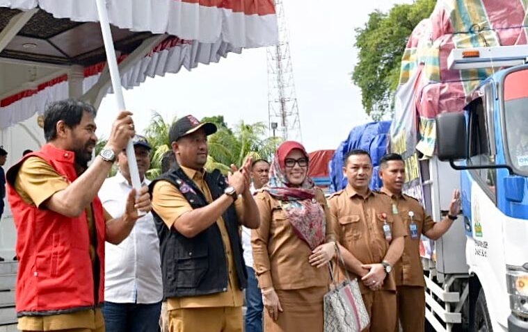 Gubernur Aceh Muzakir Manaf atau Mualem didampingi Plt Kadis Sosial Aceh Chaidir melepas bantuan logistik penanggulangan bencana untuk 10 kabupaten/kota, di Pendopo Gubernur Aceh, Selasa pagi, 18 November 2025. (Foto: Ist)