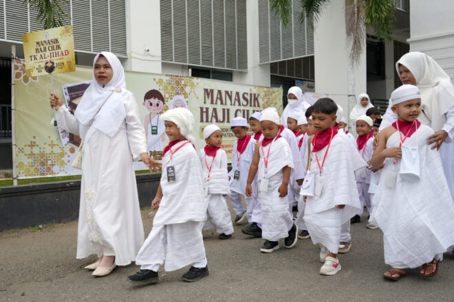 Sebanyak 586 siswa dari 22 PAUD dan TK di Aceh Besar mengikuti Manasik Haji Cilik, di Komplek Stadion Harapan Bangsa Lhong Raya Banda Aceh, Selasa (18/11).