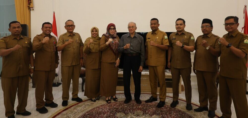 Wali Nanggroe Aceh Malik Mahmud Al Haythar, menerima audiensi Plt. Kadis Sosial Aceh Chaidir di Meuligoe Wali Nanggroe, Selasa (18/11). (Foto: Ist)