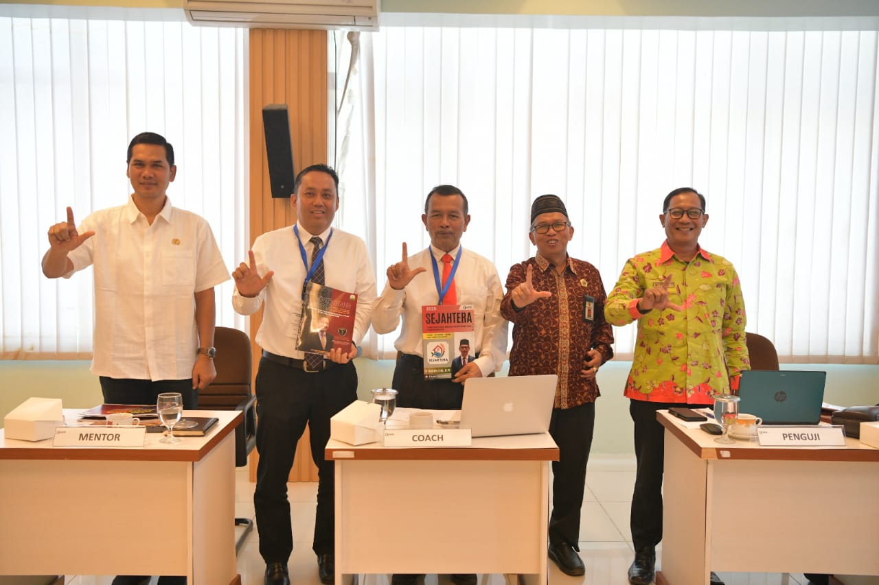 Sekda Aceh M Nasir Syamaun saat memberikan pembinaan kepada peserta PKN Tingkat II Angkatan XXIV Tahun 2025 dalam sesi mentoring di Kampus Pusjar dan Strategi Kebijakan Manajemen Kinerja (SKMK) LAN RI Banda Aceh, Rabu (19/11).