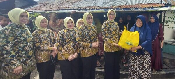 IAD Kejati Aceh menyalurkan puluhan paket sembako kepada warga kurang mampu di Gampong Jawa, Kecamatan Kutaraja, Banda Aceh, Kamis (20/11). (Foto: Ist)