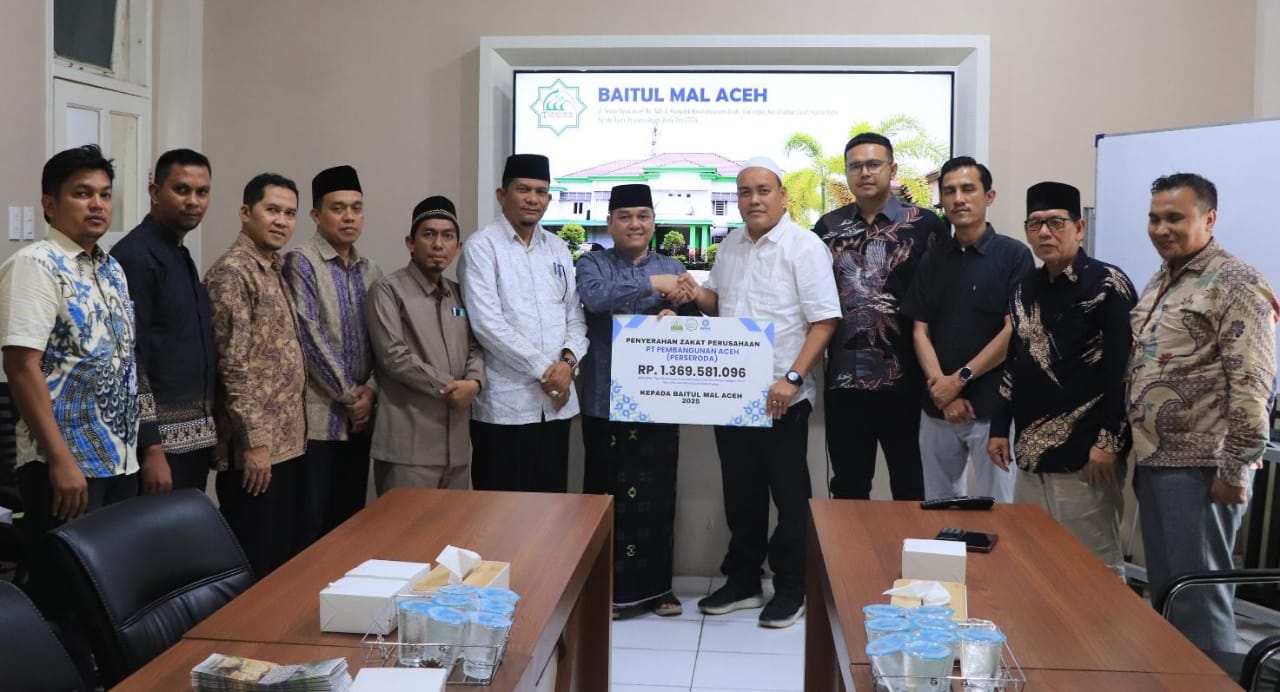 Direktur Umum dan Keuangan PT. PEMA Tgk Muhammad Nur menyerahkan zakat perusahaan tahun 2024 kepada Baitul Mal Aceh yang diterima Ketua BMA Abon Yunus di aula Kantor BMA, Kamis (20/11/2025). (Foto: Ist)
