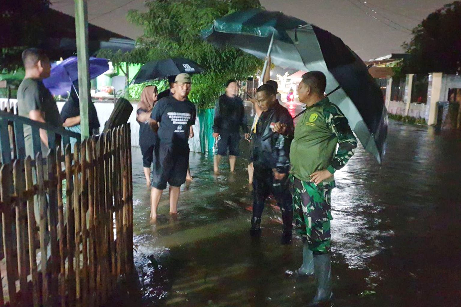 IMG-20251123-WA0009-1536x1024 | INFOACEH.net Tengah Malam, Danrem Lilawangsa Cek Kondisi Rumah Prajurit Terendam Banjir