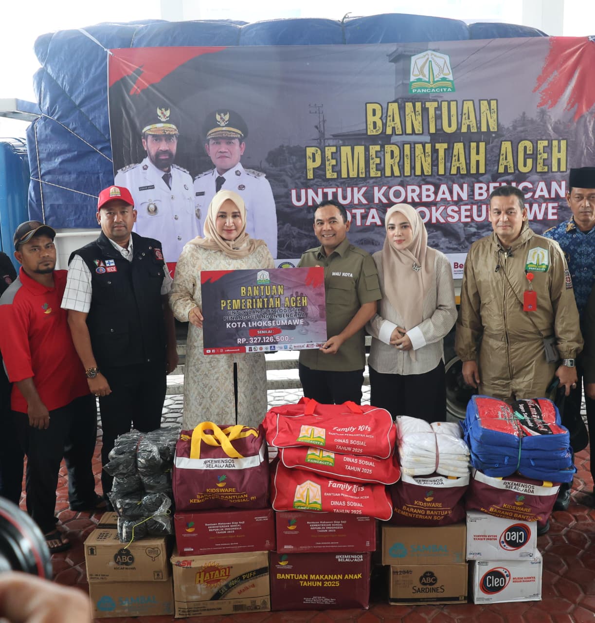 Istri Gubernur Aceh sekaligus Ketua TP PKK Aceh, Marlina Usman turun langsung ke Lhokseumawe menyalurkan bantuan logistik untuk korban banjir, Selasa (25/11)