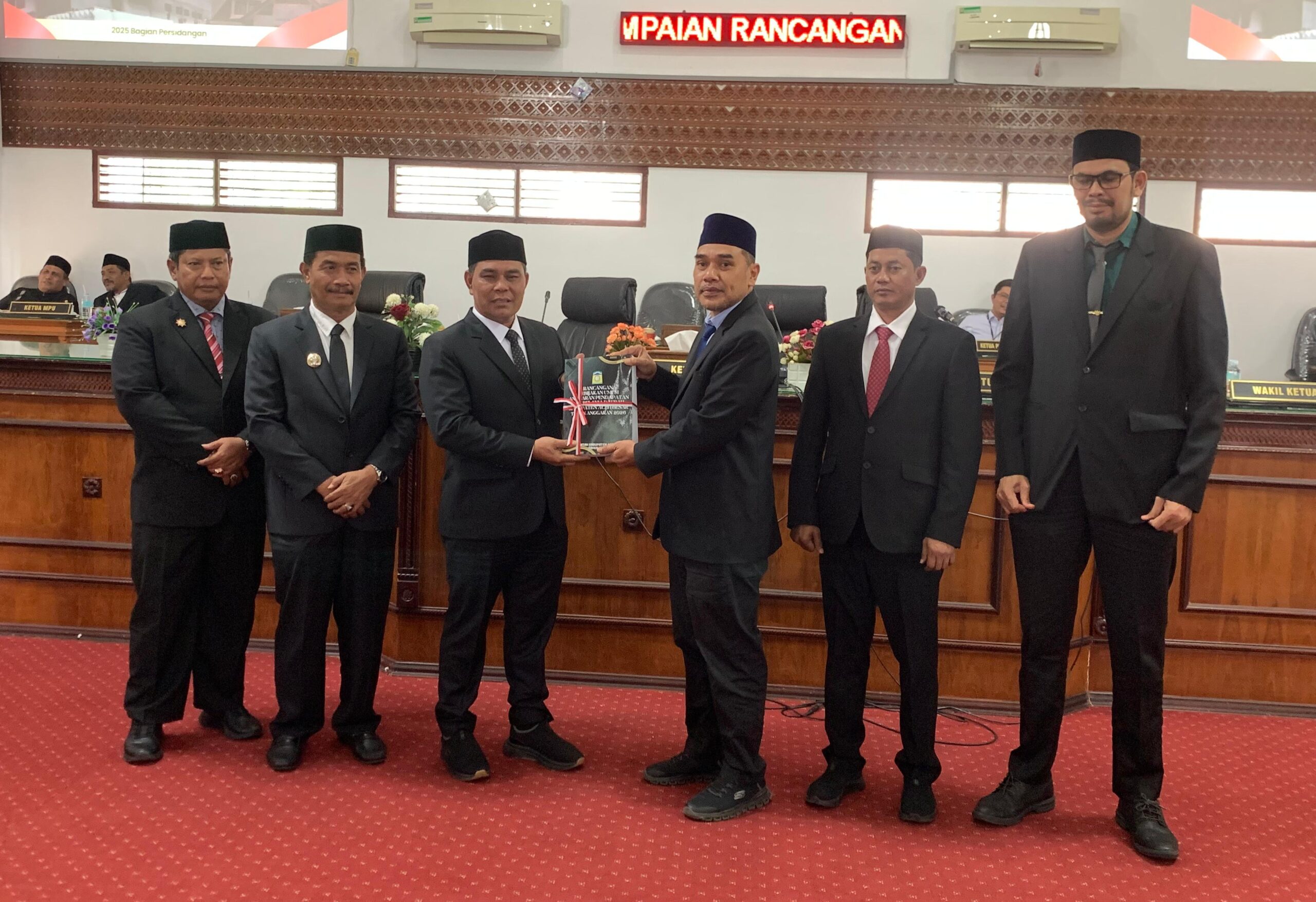 Bupati Aceh Besar Serahkan Rancangan KUA-PPAS 2026 ke DPRK