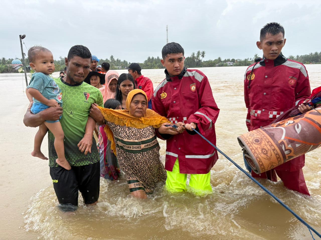 Polda Aceh mengerahkan personel untuk membantu dan mengevakuasi warga korban banjir, serta memastikan situasi kamtibmas tetap kondusif. (Foto: Ist) | INFOACEH.net Polda Aceh mengerahkan personel untuk membantu dan mengevakuasi warga korban banjir, serta memastikan situasi kamtibmas tetap kondusif. (Foto: Ist)
