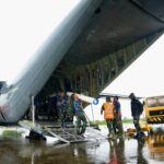 Pesawat Hercules pertama berhasil mendarat di Lanud SIM, Aceh Besar, Kamis siang (27/11) dan segera melakukan bongkar muatan untuk membangun tower darurat di titik-titik lokasi terdampak. (Foto: Ist)