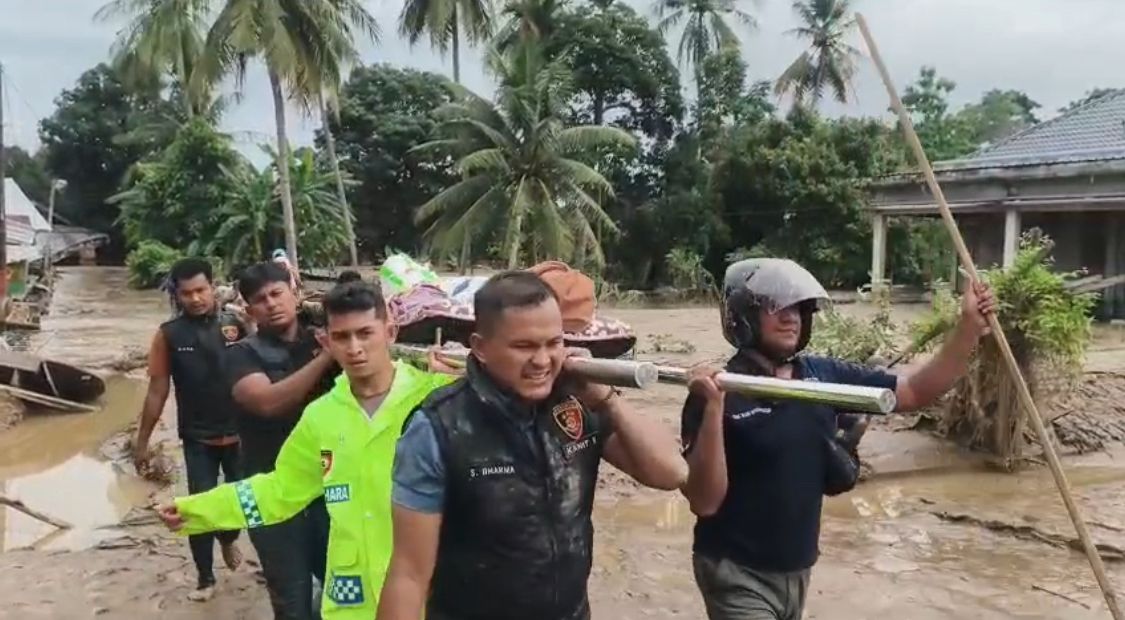 Santri Dayah Mudi Mesra Samalanga yang hilang terseret banjir akhirnya ditemukan dalam kondisi meninggal dunia di Kecamatan Jangka Buya, Pidie Jaya, Jum'at (28/11). (Foto: Ist)