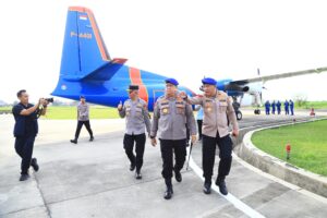 Dua pesawat jenis CN dan Fokker diberangkatkan dari Mako Polisi Udara Pondok Cabe Polri untuk mempercepat pendistribusian bantuan logistik ke wilayah terdampak bencana banjir Aceh, Sumut dan Sumbar. (Foto: Ist)