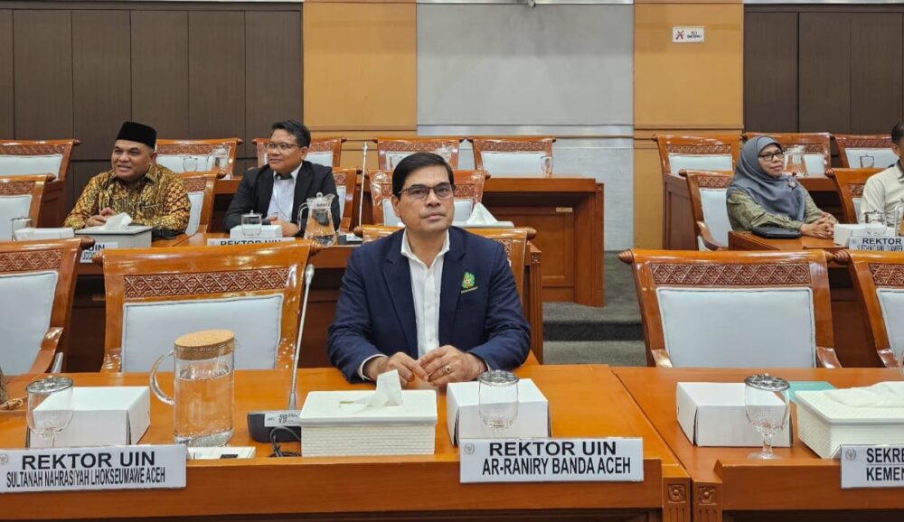 Rektor UIN Ar-Raniry Prof Dr Mujiburrahman MAg mengikuti Rapat Dengar Pendapat (RDP) antara Komisi VIII DPR RI dan para rektor PTKIN di Kompleks Parlemen, Senayan, Jakarta, Senin (10/11).