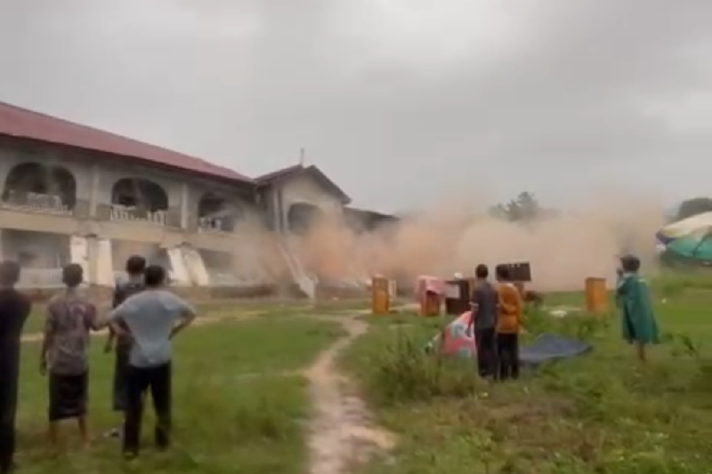 Asrama Santri Dayah di Bireuen Ambruk ke Sungai akibat Longsor