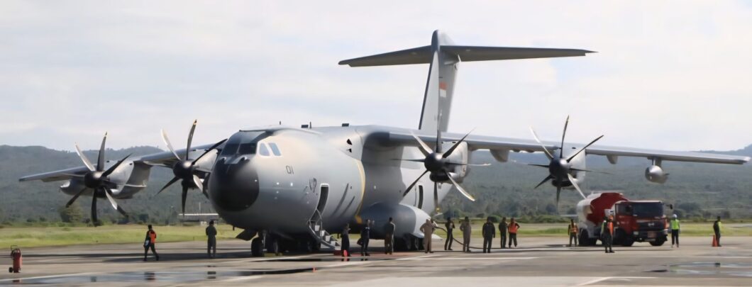 Pesawat angkut strategis A-400 dari Skadron Udara 31 Lanud Halim Perdanakusuma mendarat perdana di Bandara SIM Blang Bintang, Aceh Besar, Ahad (16/11).