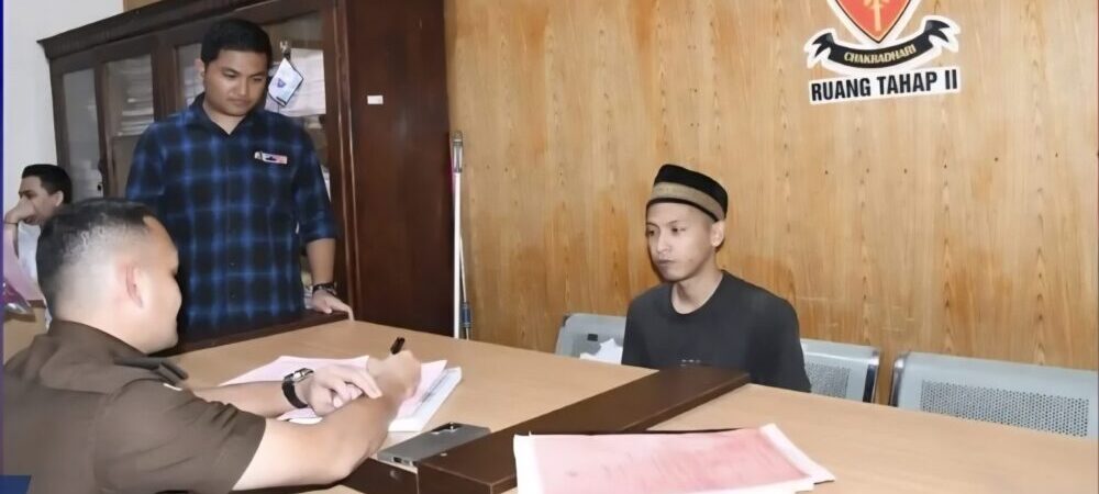 RA, tersangka pembunuh kurir jasa pengiriman barang di Aceh Timur, diserahkan ke jaksa. (Foto: Ist)