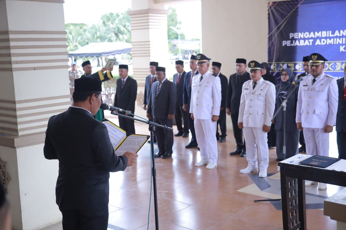 Bupati Aceh Besar Muharram Idris melantik 5 camat baru dan 24 pejabat administrator di lingkungan Pemkab Aceh Besar, di aula Kantor Bupati Aceh Besar, Kota Jantho, Senin (3/11).