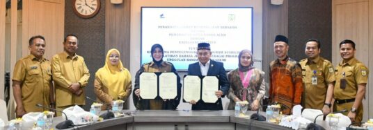 Penandatanganan MoU dilakukan Wali Kota Banda Aceh Illiza Sa’aduddin Djamal dan Direktur Exzellenz Institut, Dr. Agoeng Wibowo, di Ruang Rapat Wali Kota, Selasa (4/11). (Foto: Ist)