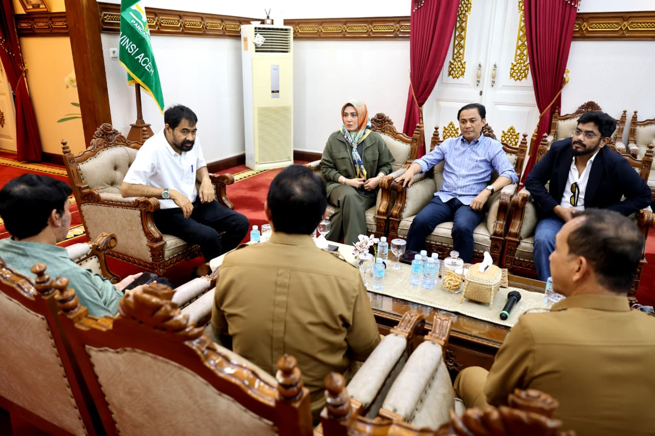 Gubernur Aceh Muzakir Manaf di dampingi SKPA terkait menerima calon investor dari Blackstone Malaysia di Meuligoe Gubernur Aceh, Selasa (4/11).