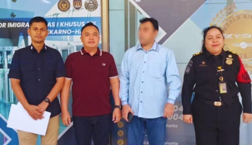 Kantor Imigrasi Kelas I TPI Banda Aceh mendeportasi seorang WNA asal Pakistan berinisial MB (44) karena melanggar izin tinggal di Indonesia. (Foto: Ist)