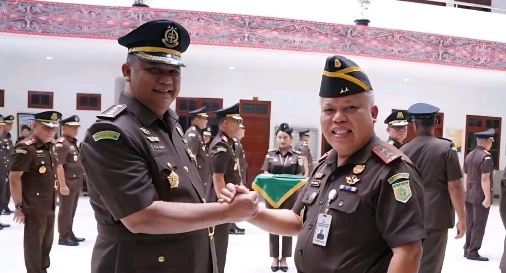 Kajati Sumut Dr Harli Siregar melantik Muhammad Ali Akbar SH MH sebagai Asisten Pemulihan Aset Kejati Sumut, Rabu (5/11). (Foto: Ist)