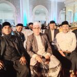 Ketua MPU Aceh Besar Tgk H Nasruddin Muhammad (tengah) dan Tgk Nazaruddin SH (Waled Naga Umbang), Sekretaris Forum Ulama Aceh Besar bersama Pengurus MPU Aceh Besar di Panggung Utama Arena MTQ ke 37 Aceh, di Pidie Jaya, Jum'at malam (7/11).