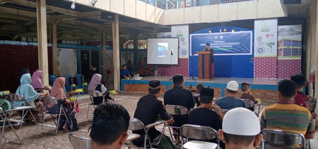Ketua Badan Baitul Mal Aceh, Tgk Muhammad Yunus atau Abon Yunus membuka pembinaan muallaf di SIT Fajar Hidayah Aceh, Desa Cot Mon Raya, Blang Bintang, Aceh Besar, Kamis (13/11).