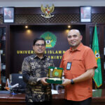 Rektor UIN Ar-Raniry Prof Mujiburrahman menerima kunjungan Director (Pengarah) Education Malaysia Indonesia (EMI) Kedutaan Besar Malaysia di Jakarta, Dr Hasnul Faizal bin Hushin Amri, Kamis (20/11).