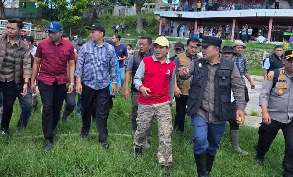 Setelah lima hari terisolasi akibat banjir besar dan longsor, Kabupaten Aceh Tengah akhirnya dikunjungi langsung Wakil Gubernur Aceh, Fadhlullah menggunakan helikopter TNI, Ahad (30/11). (Foto: Ist)