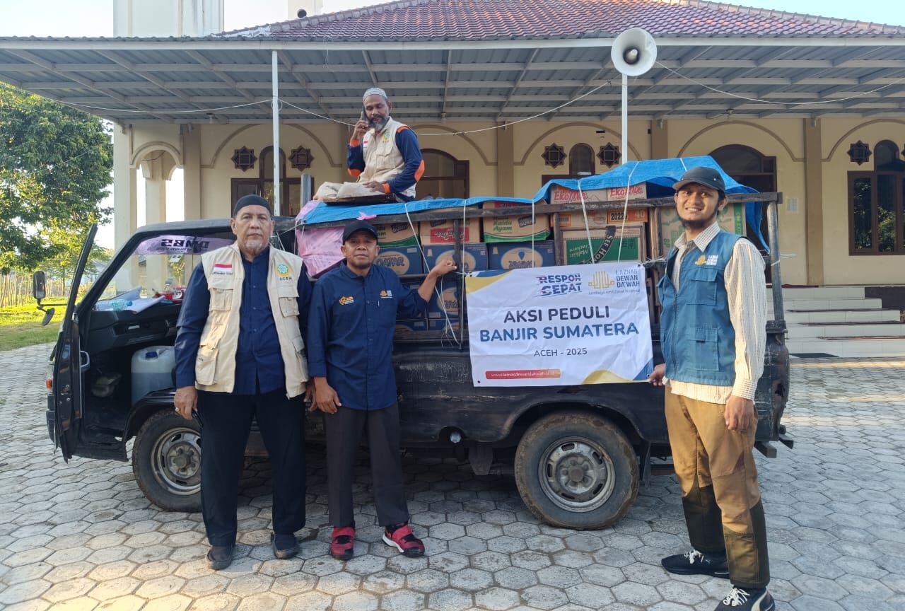 Tim Laznas Dewan Dakwah Aceh bersiap dari Posko Dewan Dakwah Aceh di gampong Rumpet, Kecamatan Krueng Barona Jaya, Aceh Besar untuk menyalurkan bantuan ke Pidie Jaya, Ahad, 30 November 2025.