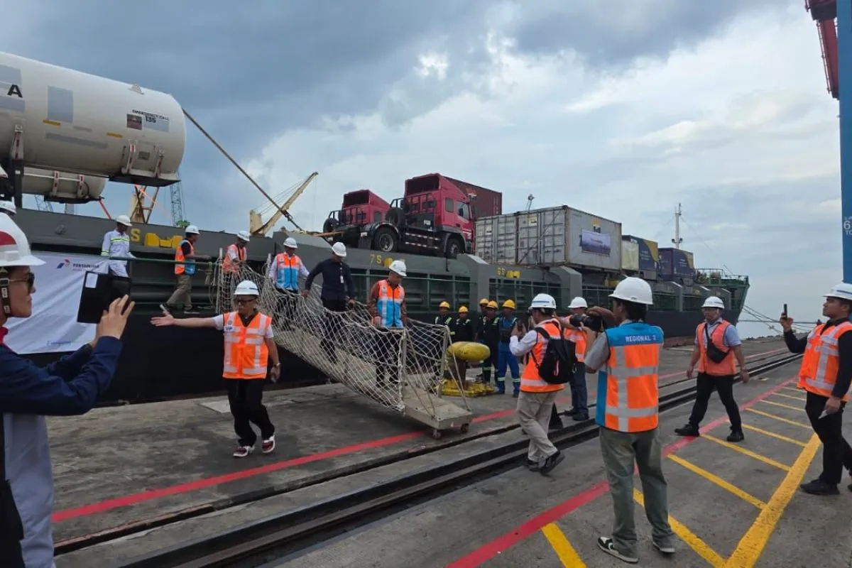 Pertamina Kirim Ribuan Tabung LPG dan Drum BBM ke Aceh dengan Kapal Kontainer
