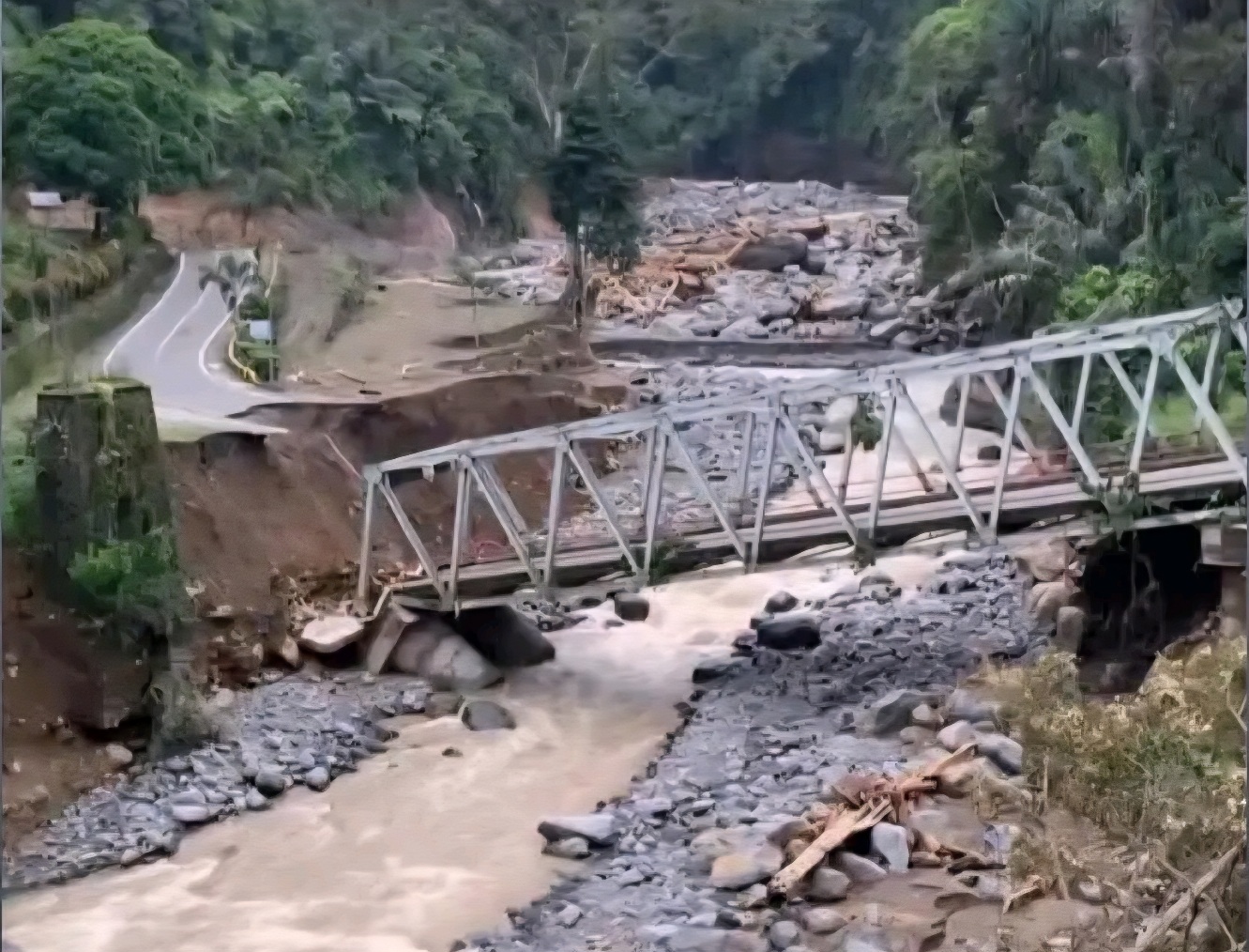 Pemerintah Aceh meminta intervensi cepat dari pemerintah pusat untuk mempercepat penanganan bencana yang masih melumpuhkan sejumlah wilayah di provinsi tersebut.