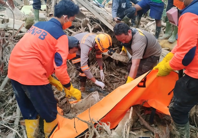 Evakuasi jenazah korban bencana banjir bandang di Kabupaten Aceh Tamiang pada Sabtu (20/12). (Foto: Ist)