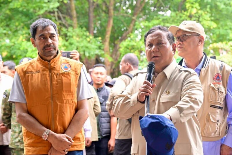 Presiden Prabowo Subianto didampingi Gubernur Aceh Muzakir Manaf atau Mualem dan Bupati Bener Meriah Tagore Abubakar mengunjungi pengungsi korban banjir bandang-longsor di SMPN 2 Wih Pesam, Bener Meriah, Jum'at (12/12). (Foto: Ist)