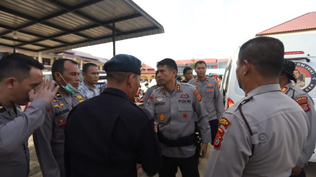Kapolda Aceh Irjen Pol Marzuki Ali Basyah akhirnya tiba di Kota Langsa, Senin, 1 Desember 2025, dengan menembus jalur darat yang penuh tantangan akibat banjir. (Foto: Ist)