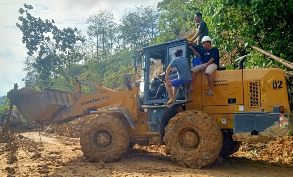 Sejumlah alat berat Dinas Pekerjaan Umum terus berusaha menyingkirkan material berupa tanah, lumpur dan puing lainnya yang sebelumnya menutup akses.