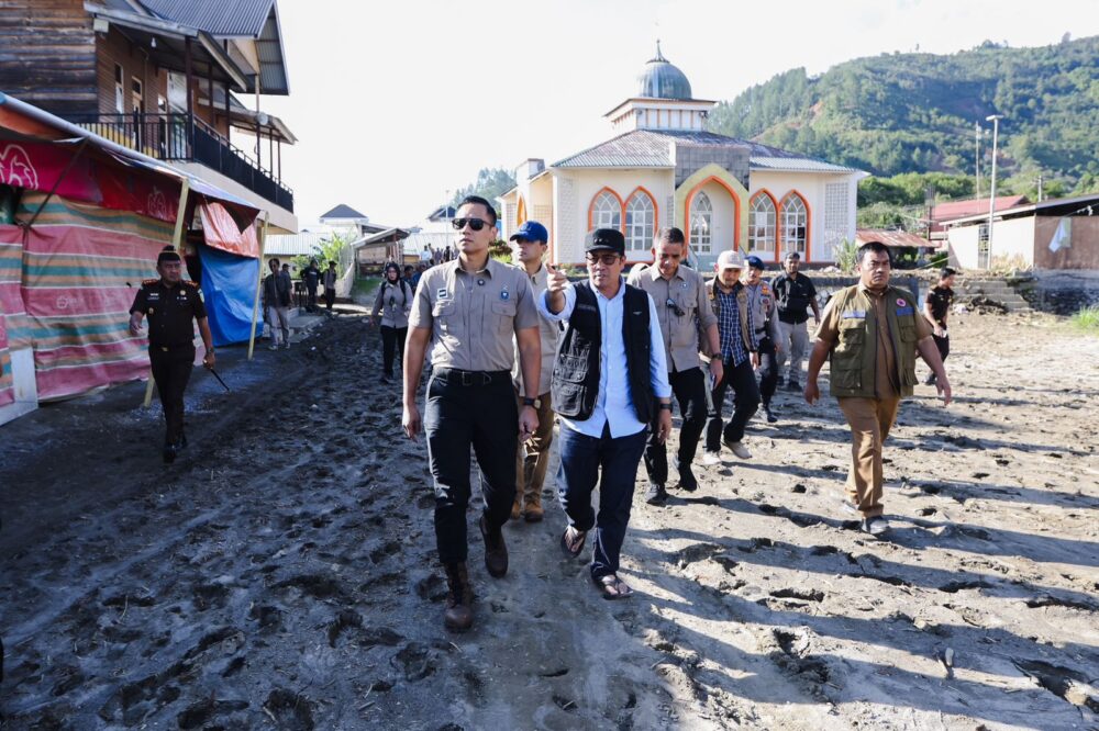 Menko Infrastruktur dan Pembangunan Kewilayahan, Agus Harimurti Yudhoyono (AHY) meninjau kondisi wilayah terdampak bencana banjir dan longsor di Aceh Tengah, Selasa (2/12). (Foto: Ist)