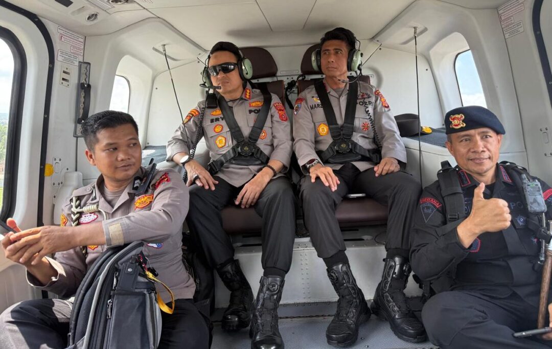 Kapolda Aceh Irjen Pol Marzuki Ali Basyah didampingi Dansat Brimob Kombes Pol Zuhdi Batubara melakukan patroli udara menggunakan helikopter di perbatasan Aceh Tamiang—Langkat, Selasa, 2 Desember 2025. (Foto: Ist)