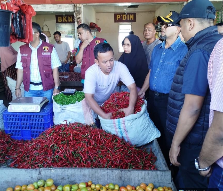 Ditreskrimsus Polda Aceh  Bapanas dan Dinas Pangan Aceh melaksanakan inspeksi pangan di tujuh kabupaten/kota memastikan stabilitas pasokan dan harga, serta mencegah penimbunan bahan pokok pascabencana banjir. (Foto: Ist)
