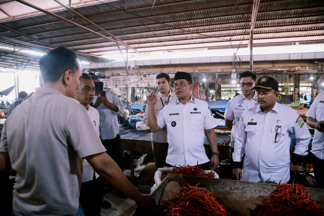 Bupati Aceh Besar Muharram Idris (Syech Muharram) meninjau langsung harga kebutuhan pokok di Pasar Induk Lambaro, Ingin Jaya, Rabu (3/12). (Foto: Ist)