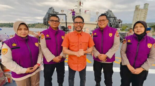 Anggota Komisi III DPR RI asal Aceh, M. Nasir Djamil bersama Tim Psikologi Polri di Kapal Wisangkeni 8005 yang bersandar di Pelabuhan Malahayati, Krueng Raya, Aceh Besar. (Foto: Ist)