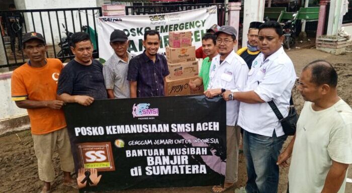 SMSI Aceh menyerahkan bantuan kepada warga terdampak banjir dan longsor di Gampong Geunteng, Meurah Dua, Pidie Jaya. (Foto: Dok. SMSI Aceh)