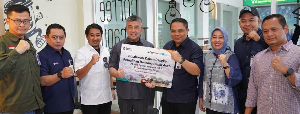 Direktur Sales & Distribution BSI Anton Sukarna bersama Wakil Dirut Pertamina Patra Niaga Achmad Muchtasyar saat meeting singkat bersama tim di Bandara SIM, Aceh Besar, Kamis (4/12).