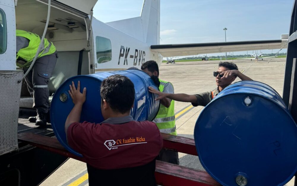 Pertamina Patra Niaga melalui Region Sumbagut menyalurkan BBM menggunakan pesawat perintis ke Bener Meriah dan Aceh Tengah. Foto: Ist