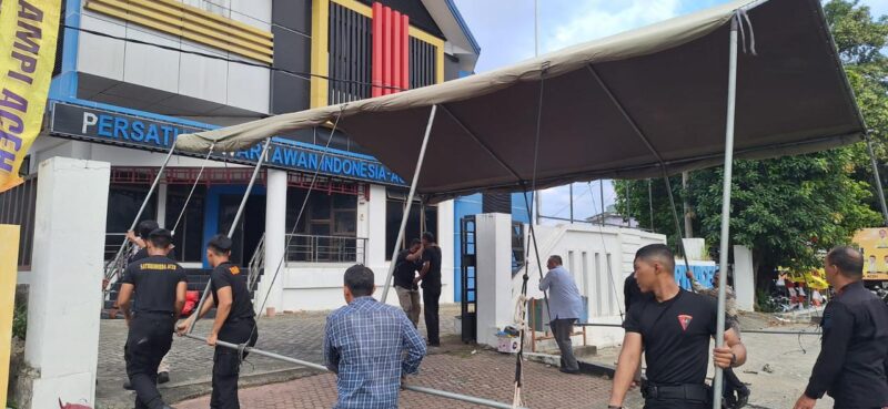 Pengurus dan anggota PWI Aceh beserta mitra kerja membuka Posko Kemanusiaan Penggalangan Donasi Korban Banjir di Kantor PWI Aceh, Simpang Lima, Banda Aceh, Kamis (4/12). (Foto: Dok. PWI Aceh)