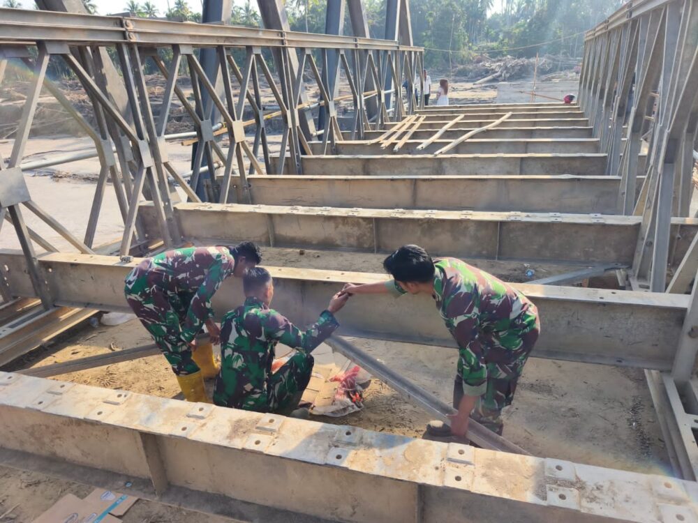 Personel Yon Zipur 16/DA Kodam Iskandar Muda memasang jembatan Bailey di Teupin Reudeup-Awe Geutah, Peusangan Bireuen, Jum'at (5/12). (Foto: Ist)