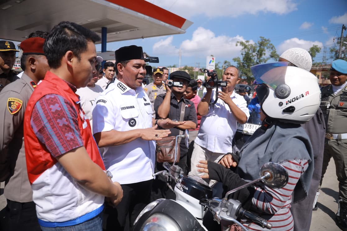 Bupati Aceh Besar Muharram Idris meninjau langsung antrian panjang di sejumlah SPBU. (Foto: Ist) 