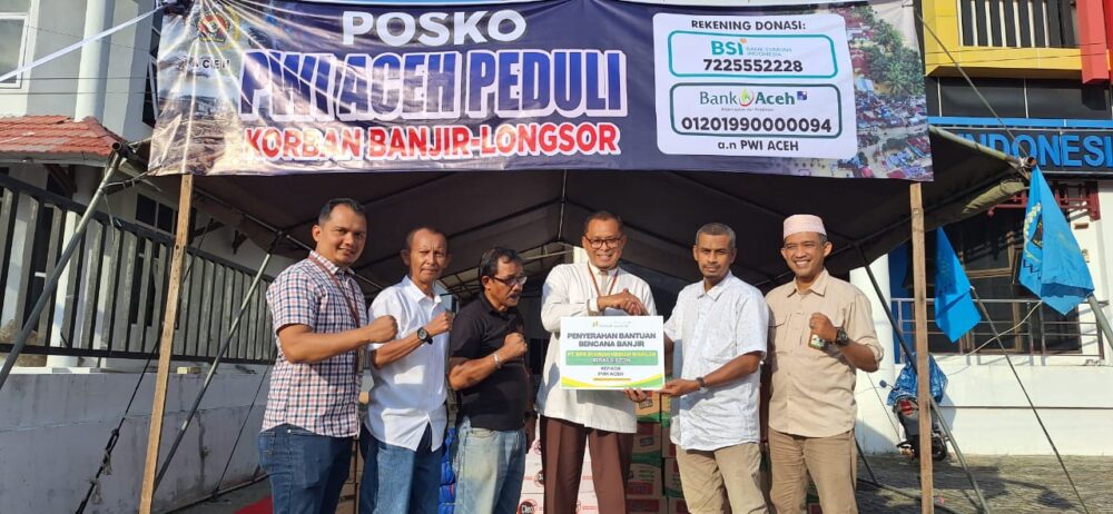 BPR Syariah Hikmah Wakilah menyalurkan bantuan banjir Aceh. Salah satunya melalui Posko PWI Aceh Peduli, berupa dana senilai Rp10 juta atau setara 0,6 ton beras, di Banda Aceh, Jum'at (5/12) yang diterima koordinator posko Muhammad Saman. (Foto: Ist)