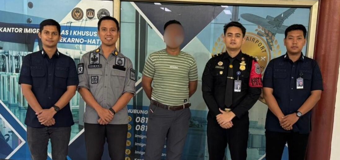 Kantor Imigrasi Kelas I TPI Banda Aceh mendeportasi seorang warga negara Pakistan berinisial FA Jum'at (5/12/25) dini hari. (Foto: Dok. Imigrasi Banda Aceh)